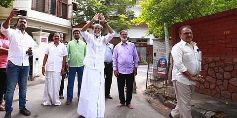 போயஸ் கார்டனில் ரசிகர்களை நேரில் சந்தித்த ரஜினி: போட்டோ கேலரி