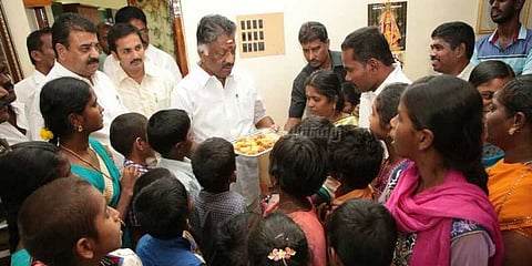 ஆதரவற்ற குழந்தைகளுடன் புத்தாண்டு கொண்டாடிய ஓபிஎஸ்