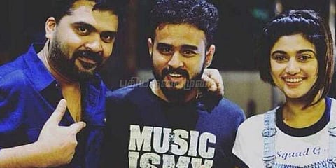 ஓவியா பாடிய நியூ இயர் பாடல்