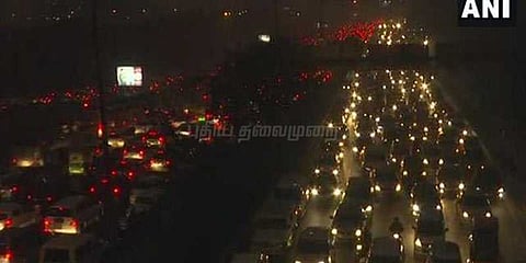 புத்தாண்டு கொண்டாட்டம்: போக்குவரத்து நெரிசலால் திணறியது டெல்லி