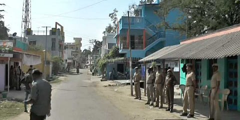 தருமபுரி அருகே இரு பிரிவினரிடையே மோதல்: போலீஸ் குவிப்பு