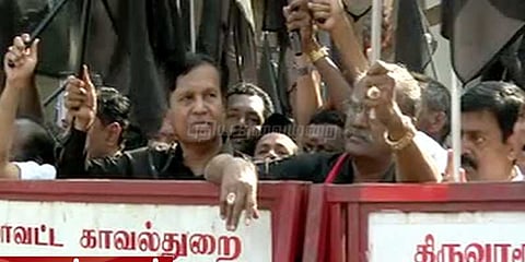 தஞ்சையில் ஆளுநரின் ஆய்வுக்கு எதிர்ப்பு: திமுகவினர் கருப்புக்கொடி ஆர்ப்பாட்டம்