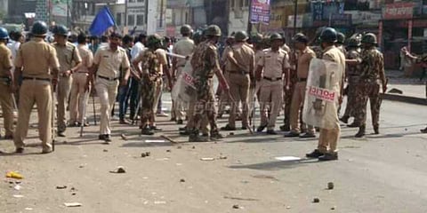 போர் நினைவுச் சின்னம் சென்றவர்கள் மீது தாக்குதல்: ஒருவர் பலி