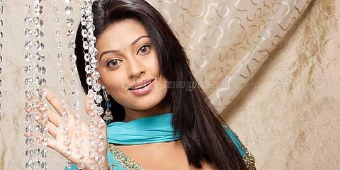 வருத்தமடைந்தார் சினேகா: மன்னிப்பு கேட்டார் மோகன் ராஜா