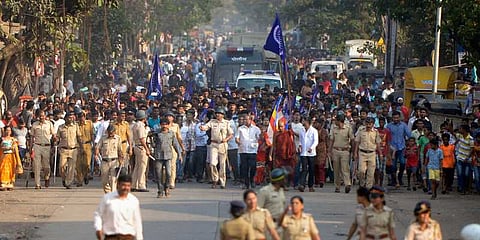 தலித்களின் போராட்டத்தால் ஸ்தம்பித்தது மும்பை: வன்முறையில் ஒருவர் பலி