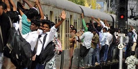 மாணவர்கள் படியில் பயணித்தால் ரயிலில் சலுகை அட்டை ரத்து