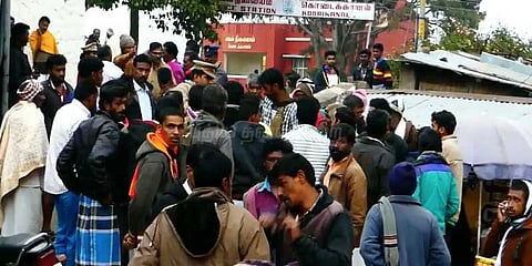 சாதி மறுப்பு திருமணம் செய்த தம்பதி போலீசில் தஞ்சம்: காவல்நிலையத்தில் தள்ளுமுள்ளு