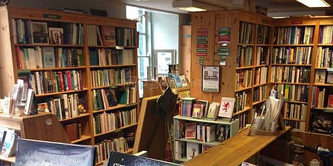 தங்கலாம், படிக்கலாம், விற்கலாம்: வித்தியாசமான புத்தக நிலையம்