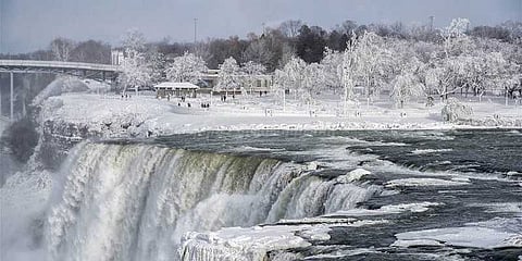 உறைந்து பனிப்பாறையாக மாறிய நயாகரா நீர்வீழ்ச்சி