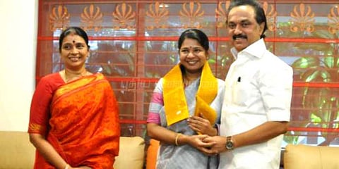 கருணாநிதி, ஸ்டாலினை சந்தித்து ஆசி பெற்றார் கனிமொழி!