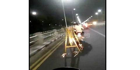 சாலைத் தடுப்புகளை இழுத்துச் சென்றவர்களை பிடிக்க 4 தனிப்படை!