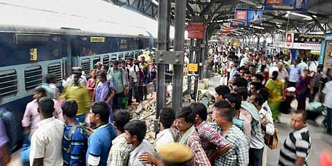 பஸ் ஸ்டிரைக்: ரயில்களில் அலைமோதும் பயணிகள் கூட்டம்