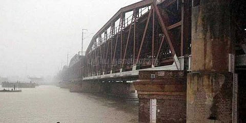 ரயில் பாலத்தின் அடியில் 5 பெட்டிகளில் வெடிப்பொருட்கள் மீட்பு