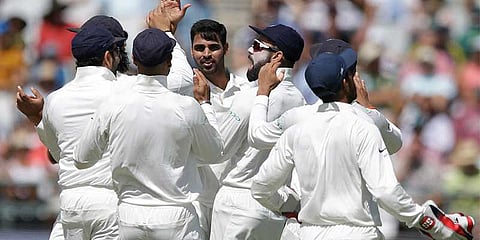 புவி வேகத்தில் சரிந்த தென்னாப்பிரிக்கா: ஏமாற்றிய இந்திய வீரர்கள்!