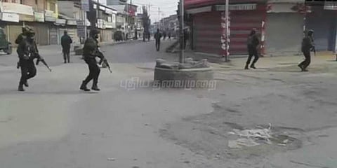 ஜம்மு காஷ்மீரில் வெடிகுண்டு தாக்குதல்: 4 காவலர்கள் உயிரிழப்பு