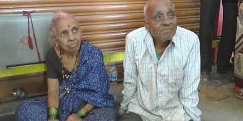 பெற்றோரை வெளியேற்றிய மகள்: 2 நாட்களாக பேருந்து நிலையத்தில் தஞ்சம்