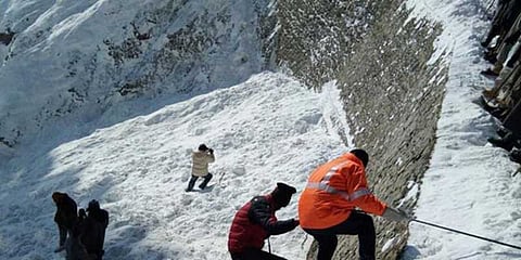 காஷ்மீரில் பனிச்சரிவில் சிக்கி 9 பேர் மாயம்