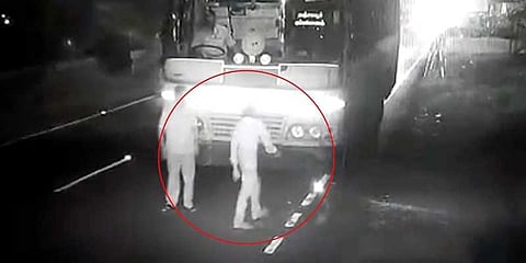 அரசுப் பேருந்தின் கண்ணாடியை உடைத்த ஊழியர்கள் மூவர் கைது