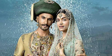 25-ல் ரிலீஸ் ஆகிறது ’பத்மாவதி’: கர்னிசேனா மீண்டும் மிரட்டல்!