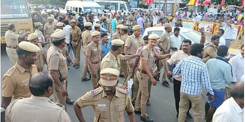 போக்குவரத்து ஊழியர்கள் போராட்டத்தில் மோதல்