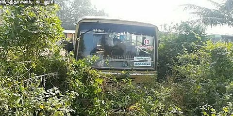 பேருந்தை வாய்க்காலில் இறக்கிய தற்காலிக ஓட்டுநர்