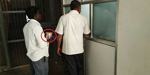 மனித உறுப்புகளை பிளாஸ்டிக் டப்பாவில் எடுத்துச்செல்லும் அவலம்!