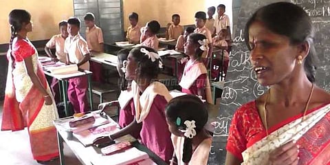 பார்வையின்றி சாதிக்கும் ஆங்கில ஆசிரியை!