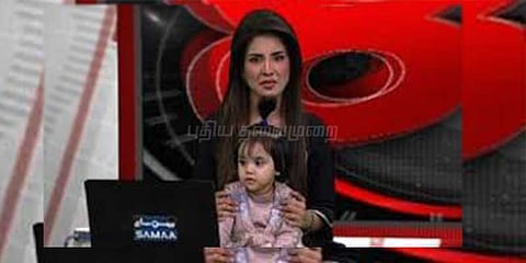 பாக் சிறுமி பாலியல் வன்கொடுமை: தன் குழந்தையுடன் நியாயம் கேட்ட செய்தி வாசிப்பாளர்