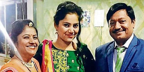 விதவை தாய்க்கு திருமணம் செய்து வைத்த மகள்!