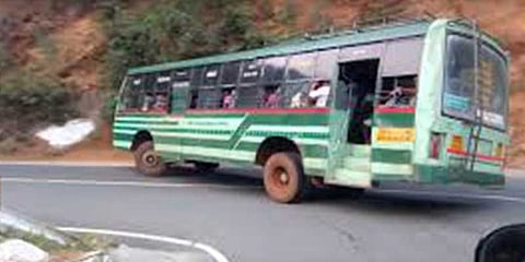 மலைப்பாதையில் பேருந்து இயக்க நண்பருக்கு பயிற்சி: தற்காலிக ஓட்டுநர் விபரித செயல்