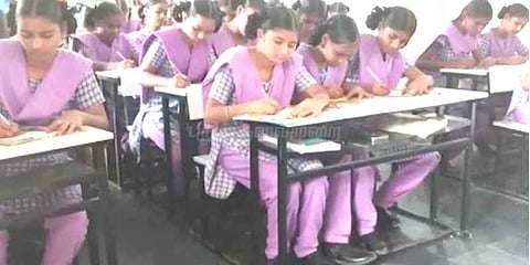 கழிப்பறை கட்டவில்லை என்றால் வீட்டிற்கு வரமாட்டோம்: செல்லமாக மிரட்டிய பள்ளி சிறுமிகள்