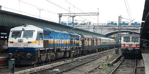 பயணிகள் கூட்டத்தால் திணறிய ரயில் நிலையங்கள்!