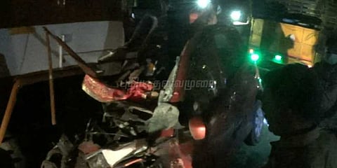 கார்- லாரி நேருக்கு நேர் மோதல்: 5 பேர் பலி!