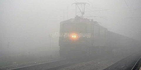 ரயில் சேவையை தாமதமாக்கிய புகையும், பனியும்