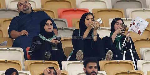 சவுதி அரேபியாவில் முதன் முறையாக கால்பந்துபோட்டியை ரசித்த பெண்கள்!