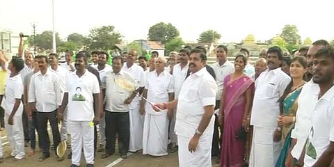 இளைஞர்களுடன் இறகுப்பந்து விளையாடிய முதலமைச்சர் பழனிசாமி..!