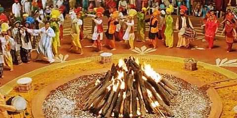 இங்கே பொங்கல், அங்கே லோஹ்ரி: ஆடிப்பாடி கொண்டாடிய மக்கள்