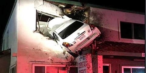 2 ஆவது மாடியில் காரை பார்க் செய்த ஓட்டுநர்!