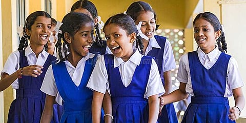 பிள்ளைகளை பள்ளிக்கு அனுப்பாத பெற்றோருக்கு தண்டனை: அரசு குழு பரிந்துரை