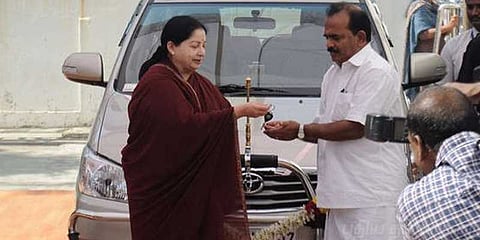 அதிமுகவிடம் இனோவா காரை ஒப்படைக்கிறார் நாஞ்சில் சம்பத்!