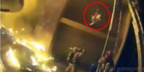 உயிரை பணயம் வைத்து சிறுமியை காப்பாற்றும் ரியல் ஹீரோஸ்! (வீடியோ)