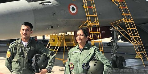 போர் விமானத்தில் பறந்த நிர்மலா சீதாராமன்: புகைப்பட கேலரி