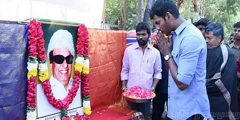 எம்ஜிஆர் திருவுருவப் படத்திற்கு நடிகர் விஷால் மரியாதை