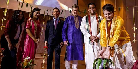 வேட்டியில் பொங்கல் கொண்டாடிய கனடா பிரதமர்!