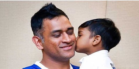 தோனியை வியக்க வைத்த 2வயது சிறுவனின் பேட்டிங் ஸ்டைல்