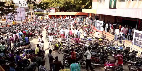 அரசு உத்தரவை காற்றில் பறக்கவிட்ட திரையரங்குகள்:‘பார்க்கிங்’ கொள்ளை!