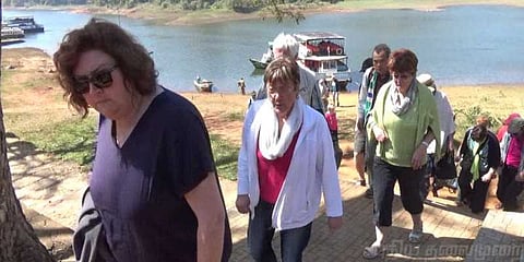 தேக்கடியில் குவியும் வெளிநாட்டு சுற்றுலாப் பயணிகள்