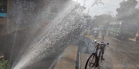 வீதியில் வீணாய் ஓடிய முல்லைப்பெரியாறு அணையின் குடிநீர்..!