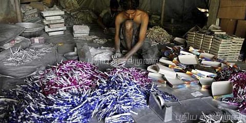 பாட்டாசு தொழிலாளர்கள் போராட்டத்தில் கமல் நற்பணி இயக்கம்