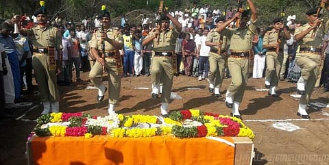 ராணுவ மரியாதையுடன் தமிழக வீரர் சுரேஷின் உடல் அடக்கம்